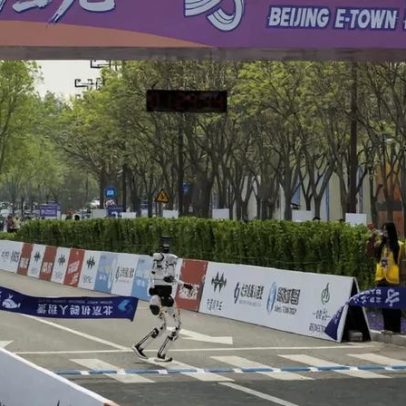 Robo humanoide vence meia-maratona em Pequim e bate recorde humano