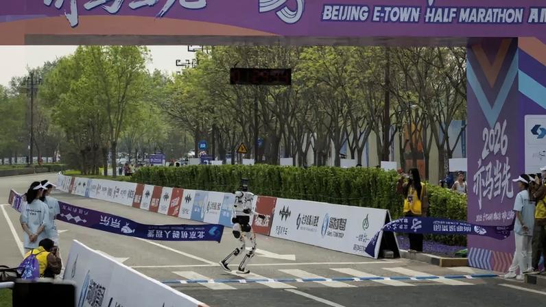 Robô humanóide vence meia-maratona em Pequim