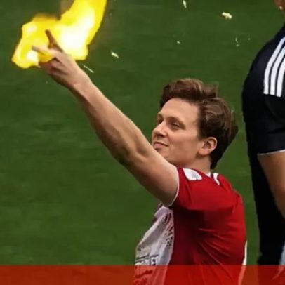 Árbitro mostra amarelo e jogador reage de forma agressiva no relvado
