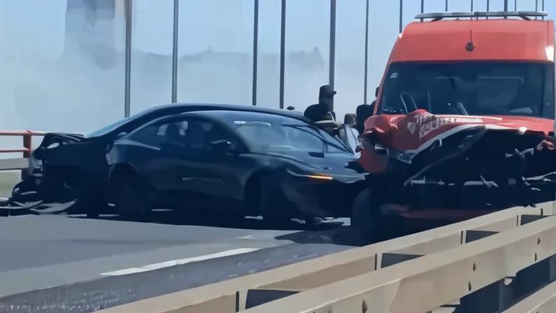 As imagens do acidente aparatoso que cortou a Ponte 25 de abril no sentido Almada-Lisboa