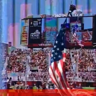 Paraquedista fica preso no placar durante jogo do Virginia Tech