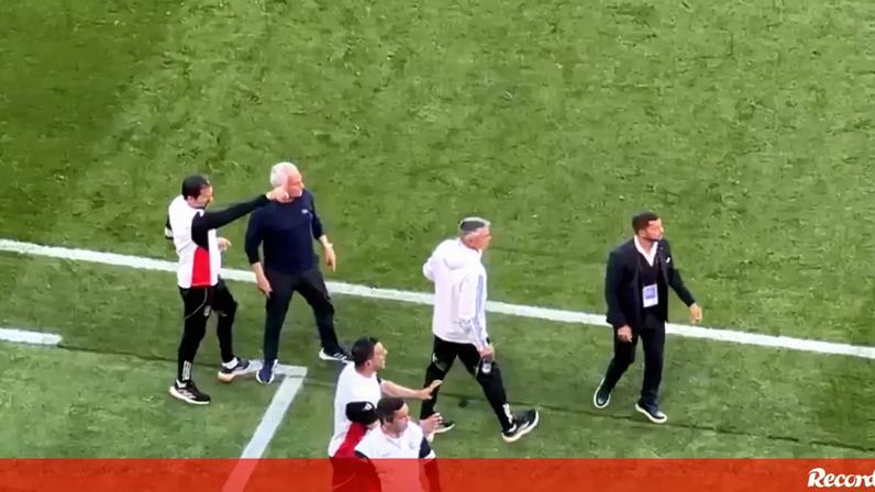 Mourinho reage ao penálti defendido por Trubin em Sporting-Benfica