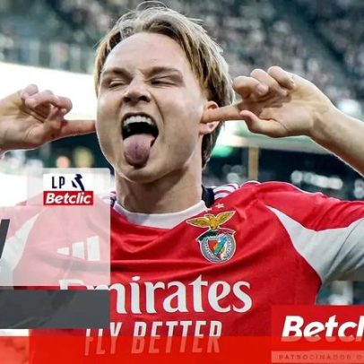 Penálti para o Benfica após toque no braço de Morita; Schjelderup marcou
