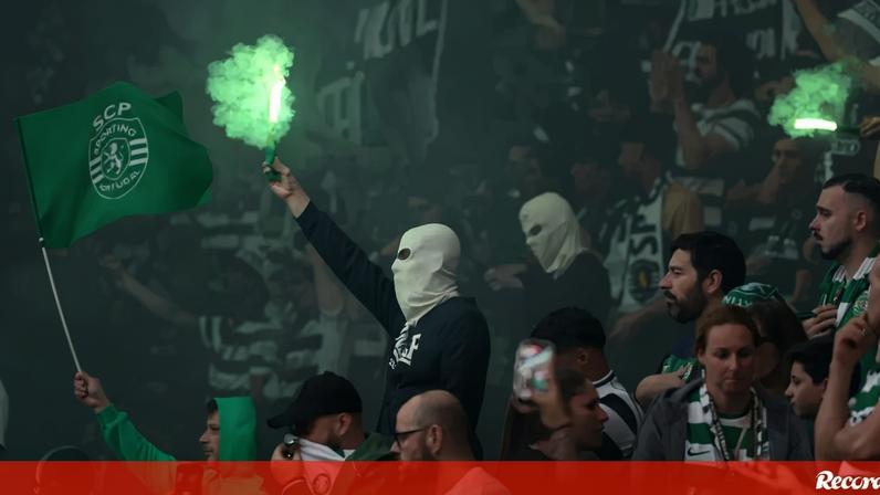 Claques de Benfica e Sporting exibem tochas no dérbi em Alvalade