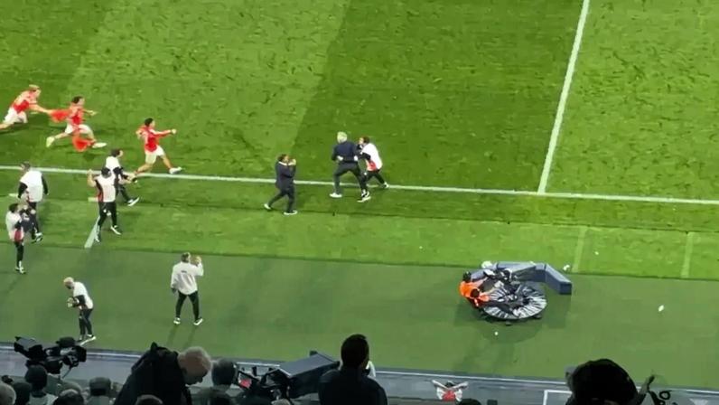 A reação de Mourinho ao golo de Rafa: técnico do Benfica estava à procura de quem?