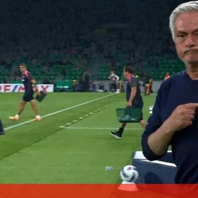 Mourinho aponta para o M da camisola e para a cabeça após vitória em Alvalade