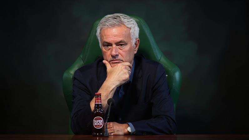 Mourinho explica gesto no final: «Interprete como quiser...»