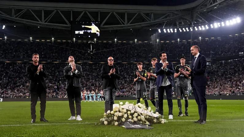 Lendas da Juventus prestaram homenagem a Alex Manninger antes do jogo com o Bolonha