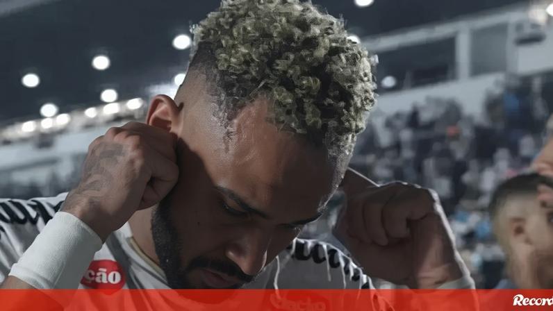 Neymar reage a insultos ao deixar o relvado