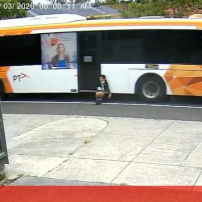 Menino de 12 fica preso na porta de autocarro e é arrastado no trânsito