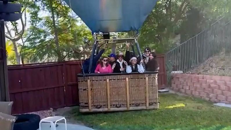 Balão de ar quente aterra no quintal de casa nos EUA após emergência