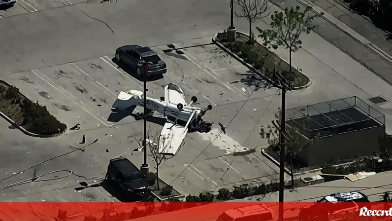 Avioneta despenha-se em parque de estacionamento em Los Angeles
