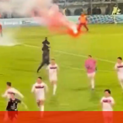 Pirotecnia e invasão forçam equipas a refugiar-se no balneário em jogo da 3.ª liga italiana