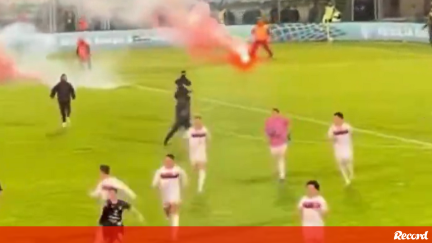 Pirotecnia e invasão forçam equipas a refugiar-se no balneário em jogo da 3.ª liga italiana