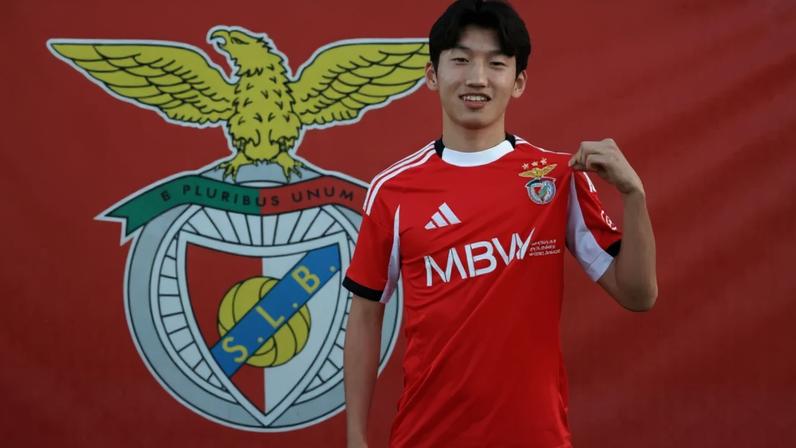 Francisco Wang assina contrato profissional com o Benfica
