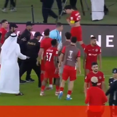 Golo anulado nos descontos provoca confusão; polícia intervém