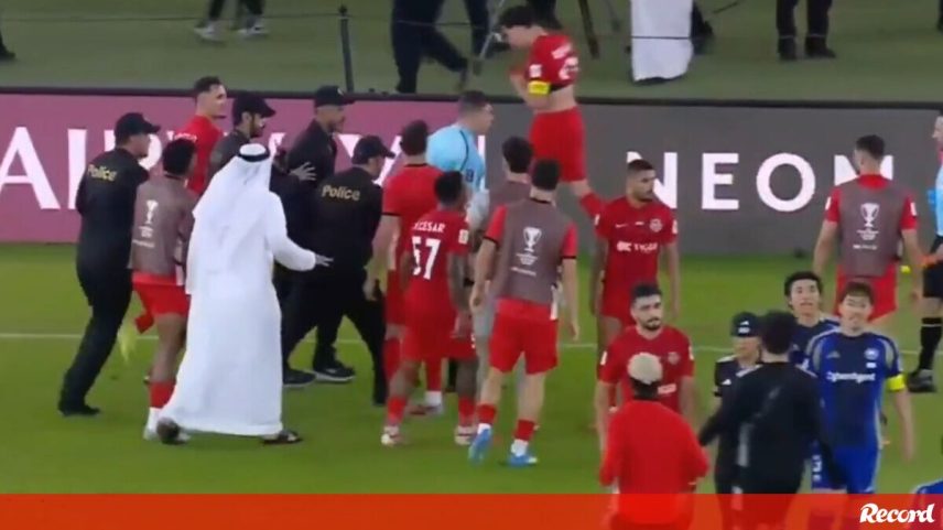 Golo anulado nos descontos provoca confusão; polícia intervém