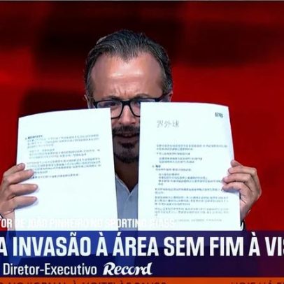 Vítor Pinto apresenta as leis do IFAB em chinês