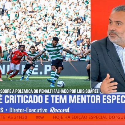 Arbitros divergem na leitura do penálti de Suárez, gerando confusão