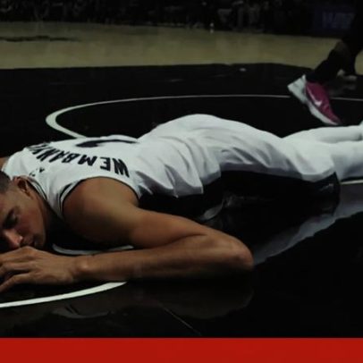 Wembanyama colide com o chão e fica desorientado em jogo da NBA