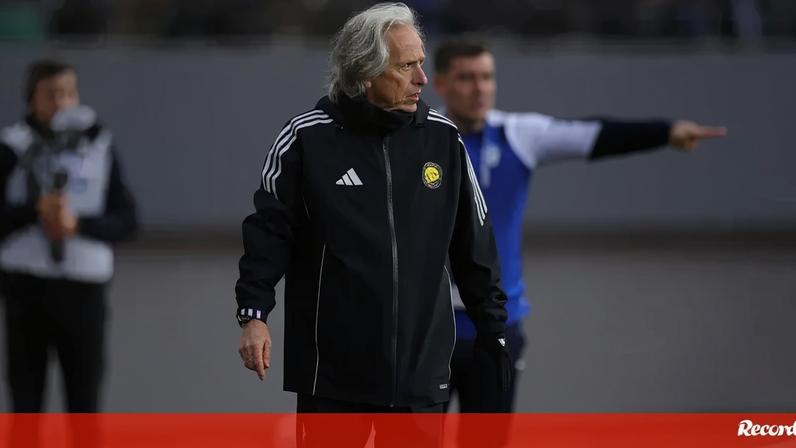 Jorge Jesus reage junto ao banco de suplentes do Al Nassr