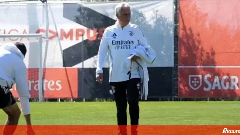 Duas surpresas às ordens de Mourinho: imagens do treino do Benfica