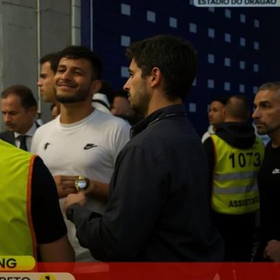 Polícia abre caminho para jogadores do Sporting entrarem no balneário no Dragão