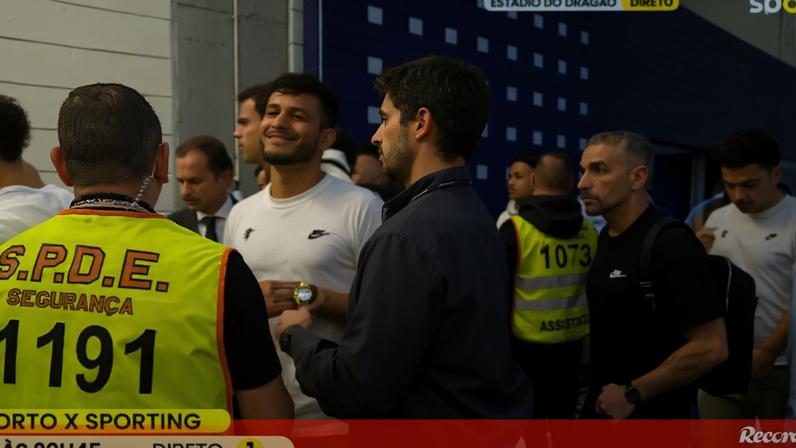 Polícia abre caminho para jogadores do Sporting entrarem no balneário no Dragão