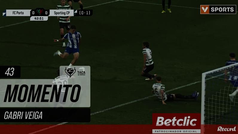 Porto pediu penálti de Debast; árbitro mandou seguir