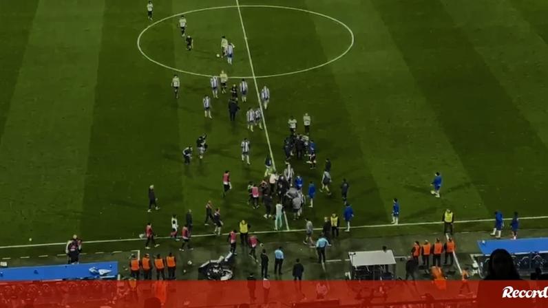 Nova confusão no Dragão... agora no relvado: o momento em que FC Porto e Sporting saíram para os balneários