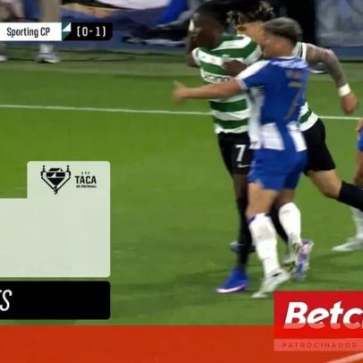 FC Porto volta a pedir penálti; árbitro manda seguir o jogo