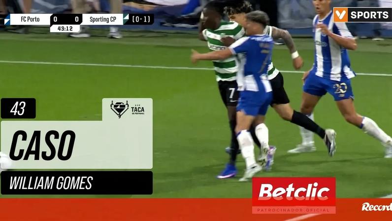FC Porto volta a pedir penálti; árbitro manda seguir o jogo