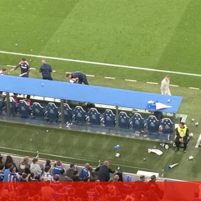 Pote lança cartolinas da bancada para o campo