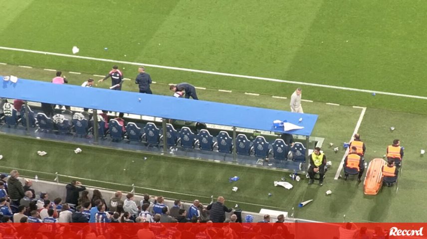 O momento em que Pote atirou cartolinas vindas da bancada para dentro do campo