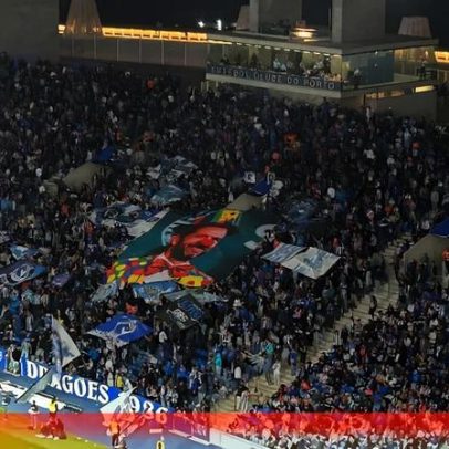 Claques do FC Porto exibem tarja com Frederico Varandas mascarado de palhaço