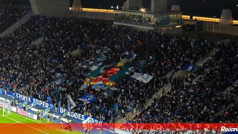 Claques do FC Porto exibem tarja com Frederico Varandas mascarado de palhaço