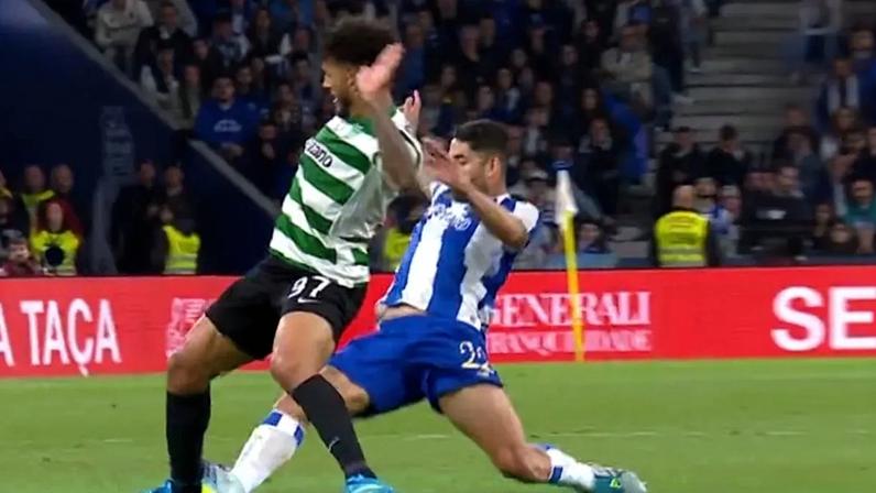 O lance que valeu a expulsão de Alan Varela: argentino viu inicialmente o amarelo mas árbitro mudou decisão no VAR