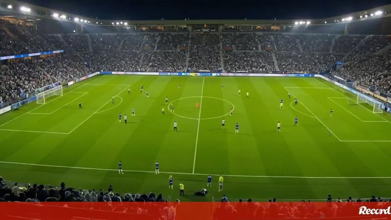 Os instantes após o apito final no Dragão: o cumprimento dos treinadores, a festa do Sporting e os pedidos de "FC Porto campeão"