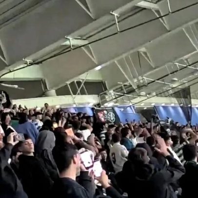 Adeptos do Sporting aplaudem a equipa após o clássico no Dragão