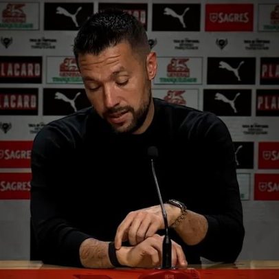 Farioli volta a criticar arbitragem e cita mudança de cor para verde