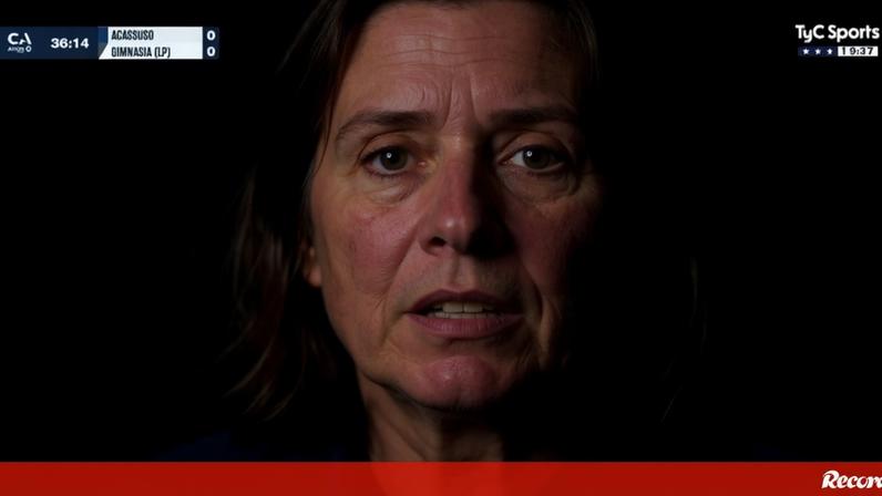 Um adepto decidiu assumir as rédeas da transmissão televisiva durante o duelo entre o Acassuso e o Gimnasia, da Taça da Argentina, e 'roubou' a câmara para filmar... a própria cara. O momento, naturalmente, não passou despercebido. (Vídeo: X/@tycsports)