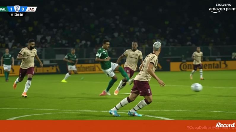 Entrada dura leva cartão vermelho contra o Palmeiras