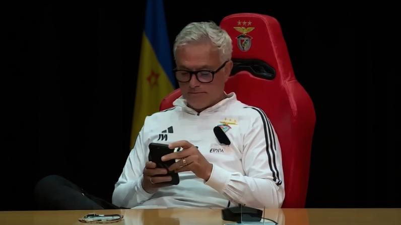 José Mourinho arrancou, esta sexta-feira, gargalhadas antes do início da conferência de antevisão ao jogo com o Moreirense, na Luz (sábado, 18h00).