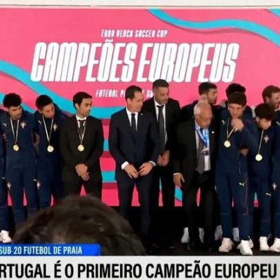 Troféu sub-20 de futebol de praia cai ao chão após vitória de Portugal