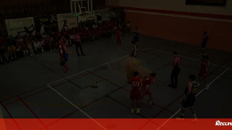 Não ganhou para o susto: painel de teto de pavilhão em Sevilha caiu em cima de jogador