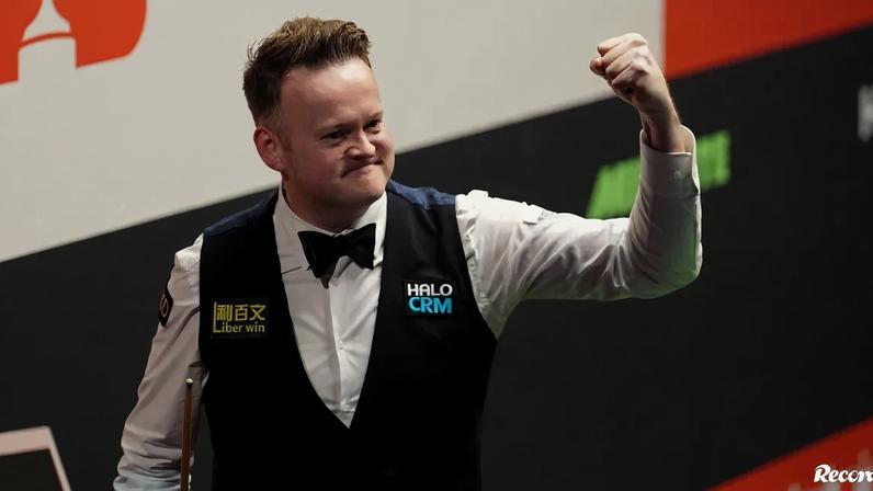 Zhao Xintong cai diante de Shaun Murphy no Mundial