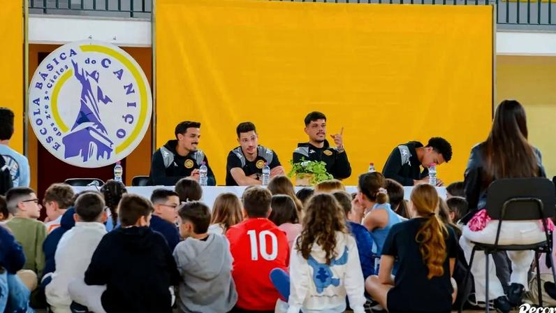 Jogadores do Nacional vão à escola