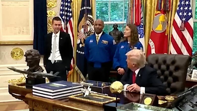 Trump comenta de forma insólita as orelhas do responsável da NASA
