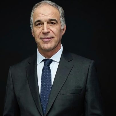 Rodrigo Guedes de Carvalho é visto com a neta ao colo