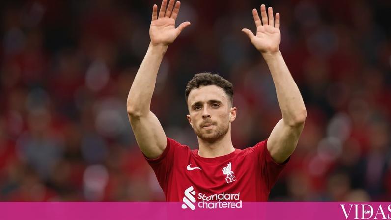 Diogo Jota acena para os adeptos